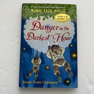 Hardcover Magic Tree House Danger in the Darkest Hour Super Edition #1